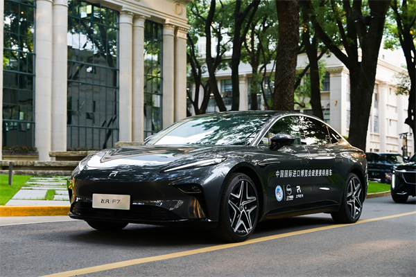 尊龙凯时人生就是搏集团向进博会交付750辆“政要接待用车”